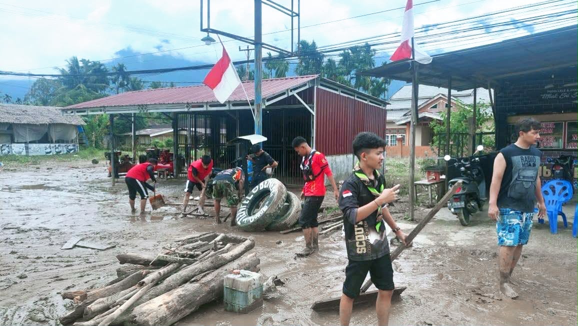 Aksi Peduli Banjir, Relawan SMAN 1 Lubuk Sikaping Turun Bersihkan Rumah dan Jalan Warga