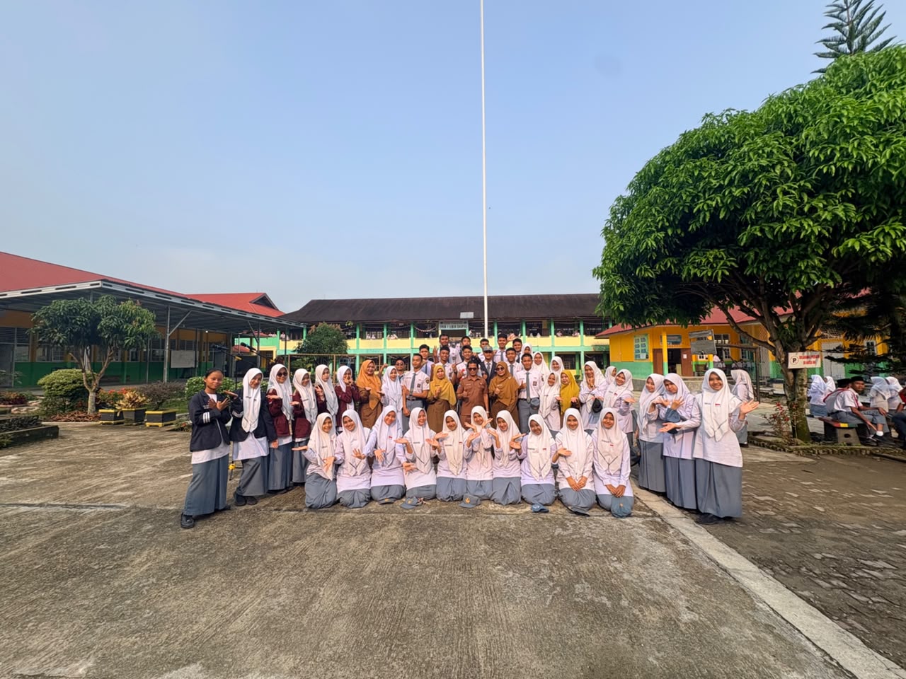Menatap Estafet Kepemimpinan: Calon Ketua OSIS SMAN 1 Lubuk Sikaping Bersama Pembina