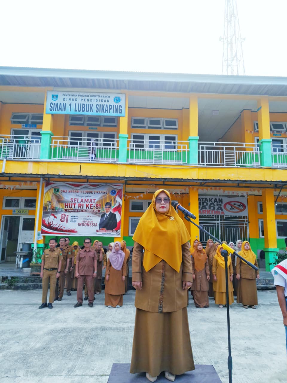 Penuh Haru, Upacara Terakhir Ibu Dra. Kurniati,MS.i. di SMAN 1 Lubuk Sikaping
