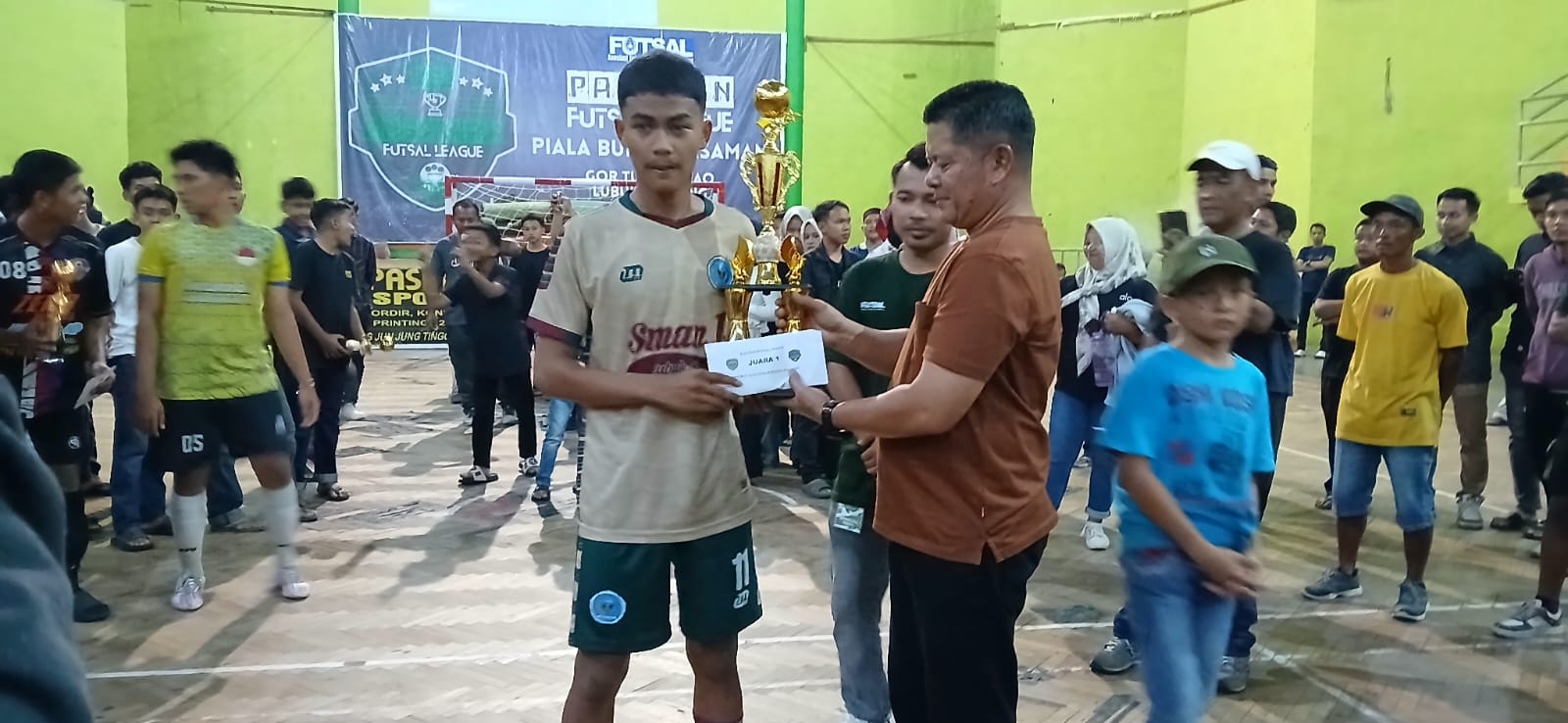 Penyerahan Hadiah & Piala oleh Bpk.Bupati Pasaman